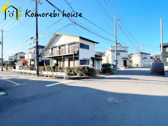 伊奈町寿3丁目　中古一戸建ての前面道路含む現地写真|角地だから車の出し入れがスムーズ。毎日の駐車がストレスフリー。