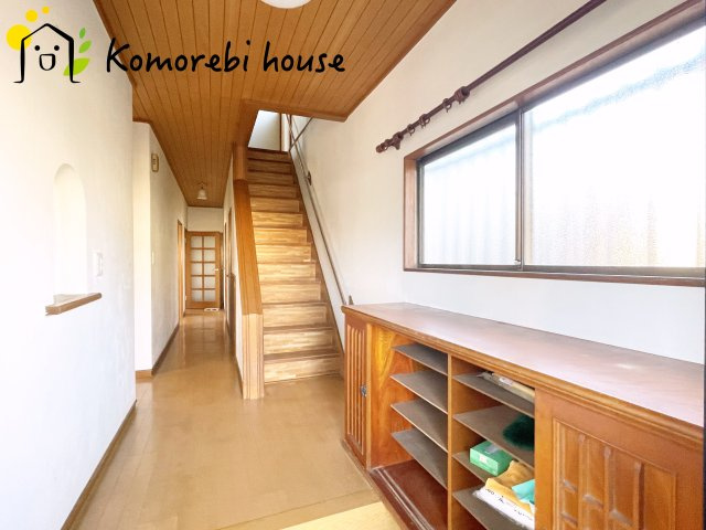 伊奈町寿3丁目　中古一戸建ての玄関|大きめなシューズボックスもあり、便利に収納可能です。