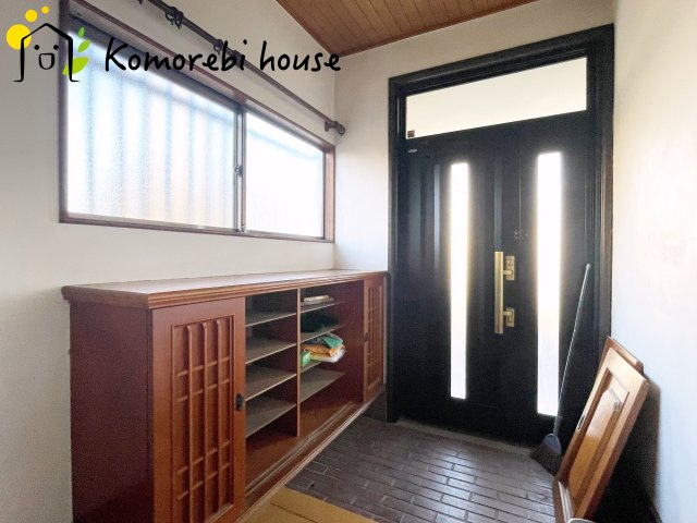 伊奈町寿3丁目　中古一戸建ての玄関|大きめなシューズボックスもあり、便利に収納可能です。