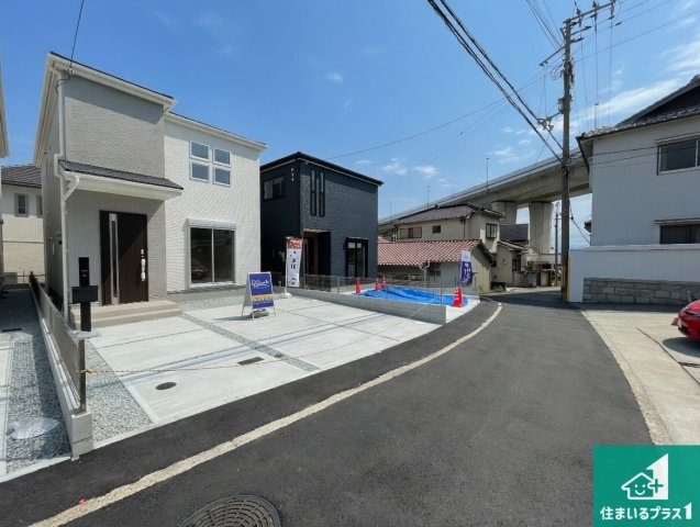 神戸市垂水区名谷町　第2期　新築一戸建ての前面道路含む現地写真|周辺は閑静な住宅街！前面道路広々で車の出し入れも便利です。駐車が苦手な方でも安心して車庫入れできます！