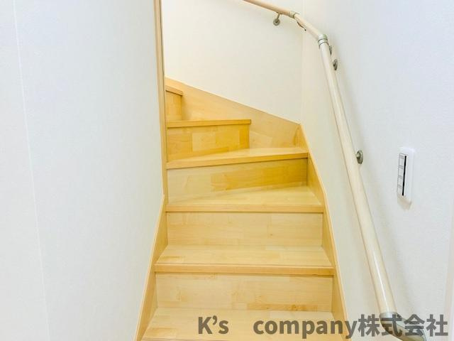 ●茅ヶ崎市室田1丁目　中古戸建の内装|手すり付きの階段☆お子様やご年配の方にも安心の仕様です◇