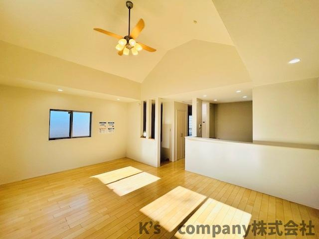 ●茅ヶ崎市室田1丁目　中古戸建の居間・リビング|リビングはゆとりのある広さの18.7帖◇上部は天井高で開放感のある空間です◇