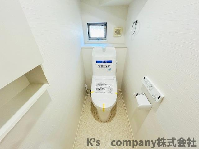●茅ヶ崎市室田1丁目　中古戸建のトイレ|換気のしやすい窓付きのトイレ◇ペーパー類の収納も付いています◇