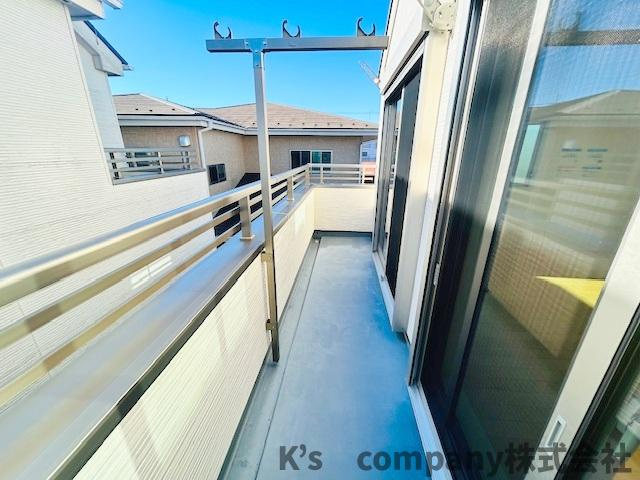 ●茅ヶ崎市室田1丁目　中古戸建のバルコニー|リビングの正面にある横幅の広いバルコニー☆