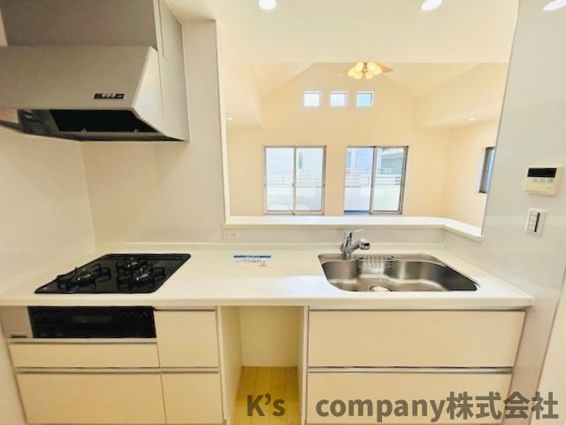 ●茅ヶ崎市室田1丁目　中古戸建のキッチン|爽やかな白いシステムキッチン☆お部屋との統一感があります♪