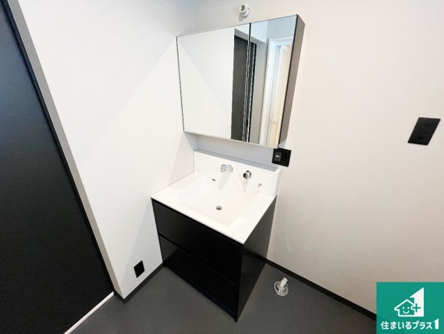 姫路市北新在家　新築一戸建ての独立洗面台|清潔感のある洗面台です。フラットな鏡は掃除がしやすく毎日清潔！鏡裏には収納があるのでスッキリとした洗面台が保てます。