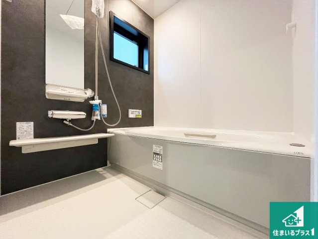 姫路市北新在家　新築一戸建ての浴室|足をゆったり伸ばして寛げる浴槽です。窓が設けられていますので差し込む光が明るく穏やかな雰囲気にしてくれます♪浴室乾燥機も設置しているので、雨の日の洗濯物も安心です♪