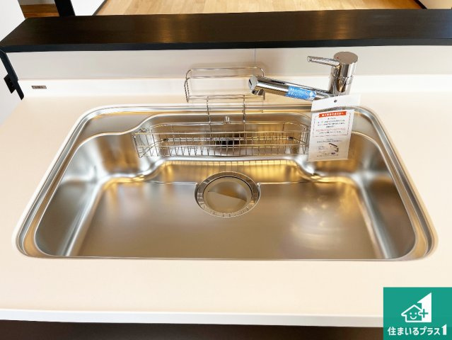 姫路市北新在家　新築一戸建ての設備|蛇口の先端に浄水器を内蔵しています！原水と浄水、お湯と冷水、シャワーの切替えがワンタッチなので用途によって使い分けられます。