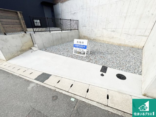 姫路市北新在家　新築一戸建ての駐車場|並列２台駐車可能！ゆとりの駐車スペースで車庫入れもスムーズ！