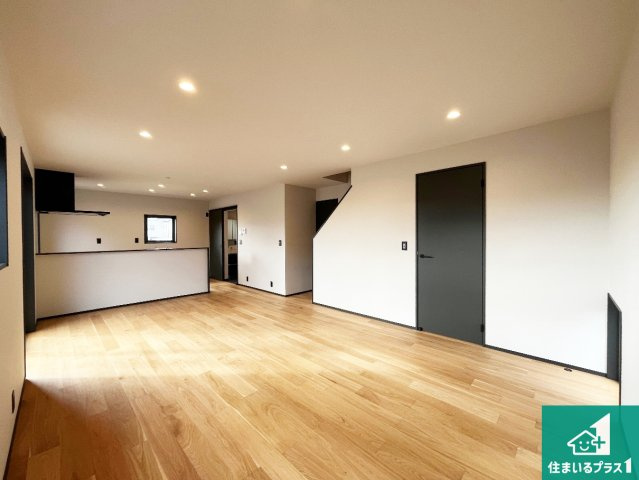 姫路市北新在家　新築一戸建ての居間・リビング|シンプルなリビングは、観葉植物等のインテリアを楽しめますね！パパ好みにも、ママ好みにも家具次第で雰囲気を変えることができます！