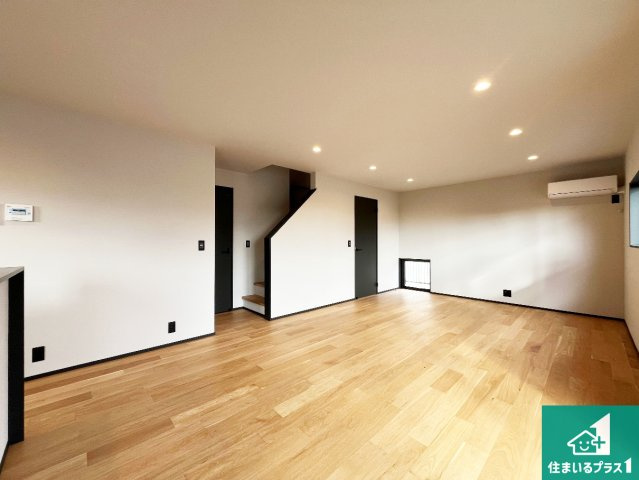 姫路市北新在家　新築一戸建ての居間・リビング|明るいリビングで朝の目覚めもスッキリできそう！対面キッチンでご家族のコミュニケーションも自然と増える設計！小さなお子様が遊ぶスペースを作っても広々とくつろげるLDK！