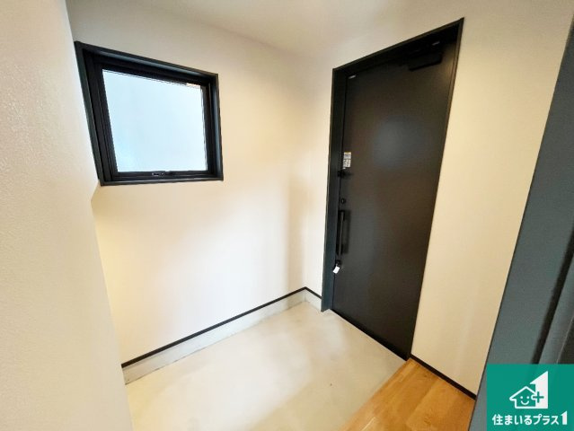 姫路市北新在家　新築一戸建ての玄関|ご家族皆様の靴もたっぷり収まる大容量の玄関収納を設けました。見た目もスッキリ綺麗な玄関に！