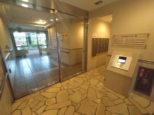 フォレストレイクひばりが丘N棟のエントランス