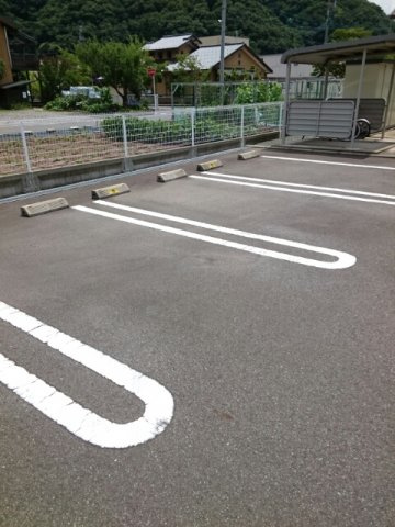 オ－ヴ　幸　ⅱの駐車場|車をお持ちの方に嬉しい駐車場付きの物件です