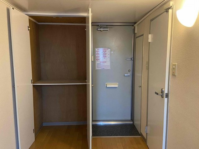 レオパレス丸山の玄関|※同タイプ部屋の写真となります（玄関・収納）