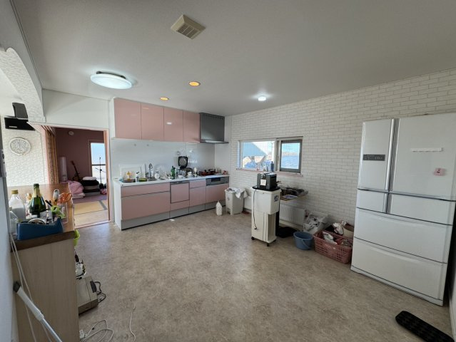 吹抜け×元カフェ♪【釧路町中央4丁目】大容量収納の広々40坪住宅！のキッチン|ピンクのキャビネットが可愛い！広々としたキッチン♪
