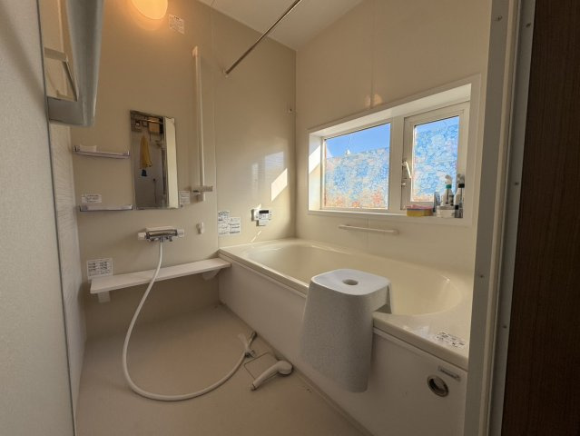 吹抜け×元カフェ♪【釧路町中央4丁目】大容量収納の広々40坪住宅！の浴室|ゆったりサイズの浴槽！一日の疲れを癒す空間♪