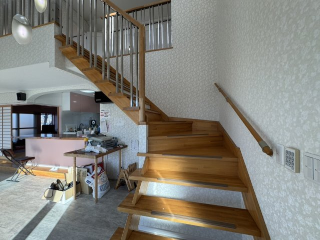 吹抜け×元カフェ♪【釧路町中央4丁目】大容量収納の広々40坪住宅！の内装|吹抜けに面した階段！明るく開放的な空間演出！