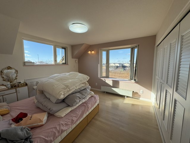 吹抜け×元カフェ♪【釧路町中央4丁目】大容量収納の広々40坪住宅！の洋室|二面採光で陽当たり抜群！広々とした洋室！