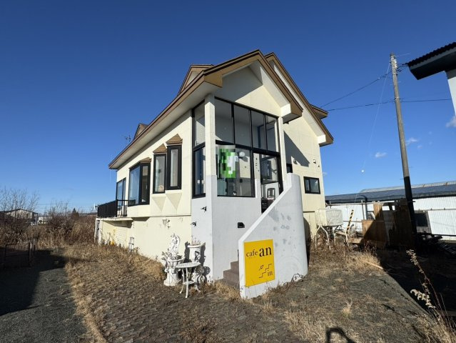 吹抜け×元カフェ♪【釧路町中央4丁目】大容量収納の広々40坪住宅！の外観|元カフェ！事業・住居兼用の多彩な利用価値！
