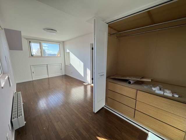吹抜け×元カフェ♪【釧路町中央4丁目】大容量収納の広々40坪住宅！の洋室|便利な棚付きクローゼット！日当たり良好な洋室！