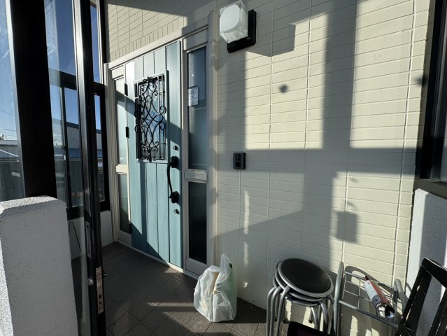 吹抜け×元カフェ♪【釧路町中央4丁目】大容量収納の広々40坪住宅！の玄関|採光良好な風除室！ドアのデザインも魅力的◎