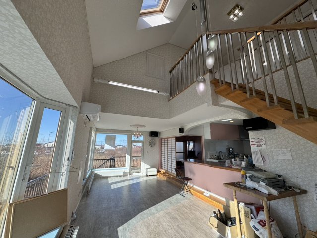 吹抜け×元カフェ♪【釧路町中央4丁目】大容量収納の広々40坪住宅！の居間・リビング|天窓と大きな窓で明るさ抜群！お洒落な空間♪
