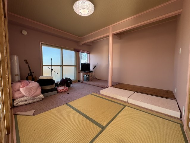 吹抜け×元カフェ♪【釧路町中央4丁目】大容量収納の広々40坪住宅！の和室|ピンク色の壁が可愛い！個性的な和室空間◎