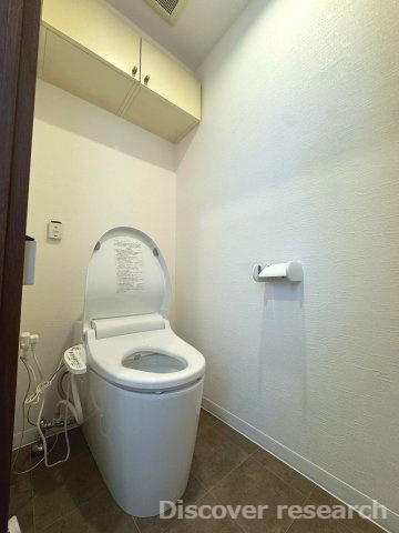 ライオンズガーデン相模原のトイレ|トイレ
白を基調とした落ち着きのあるトイレになっています。上部にある収納棚にはペーパーなどを常時収納しておくことができるので重宝しそうです。