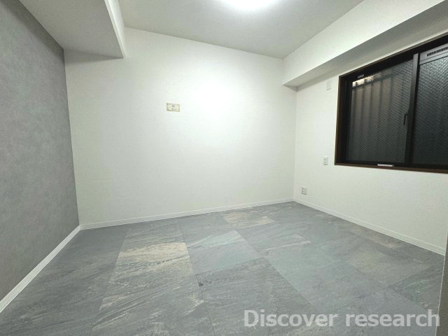 ライオンズガーデン相模原の洋室|洋室（約5.4帖）
腰壁窓のある洋室で家具などを配置しやすいお部屋になっています。様々な用途でご使用できそうな洋室です。