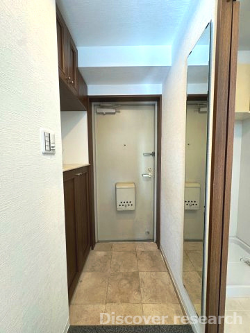 ライオンズガーデン相模原の玄関|玄関
温かみのある玄関です。広々としていて靴の着脱もしやすく、鏡でお出かけ前に全身チェックすることができます。