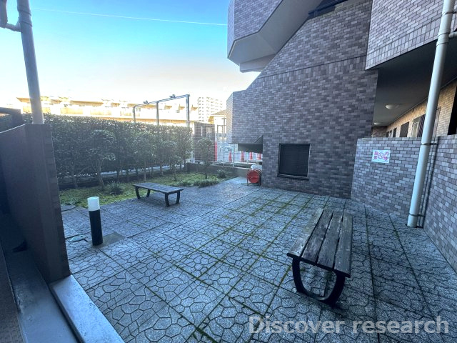 ライオンズガーデン相模原のその他共用部分|共用部分（中庭）
エントランスを抜けると共用スペースが設けられており、ベンチに座ってお話したりすることができます。