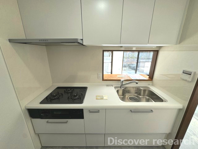 ライオンズガーデン相模原のキッチン|キッチン
上部、下部、床下に収納スペースが設けられたキッチンで、綺麗に収納しておくことができます。3口ガスコンロでお料理もはかどりそうです！