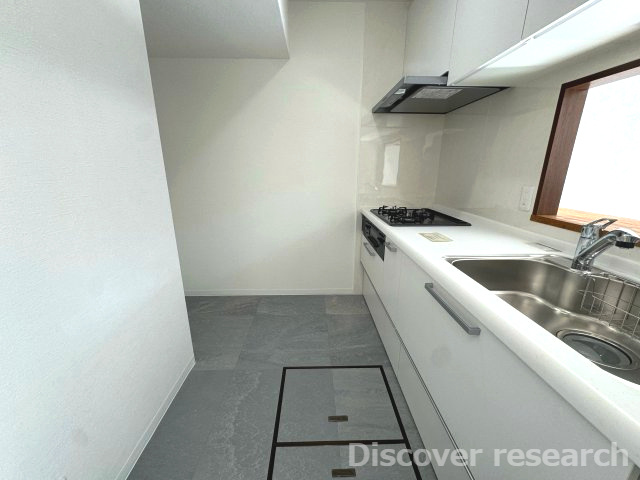 ライオンズガーデン相模原のキッチン|キッチン
奥には冷蔵庫を配置できるスペースがあり、広さに余裕のあるキッチンになっています。
足元には床下収納があり食料品など、場所を取らずに収納できます！