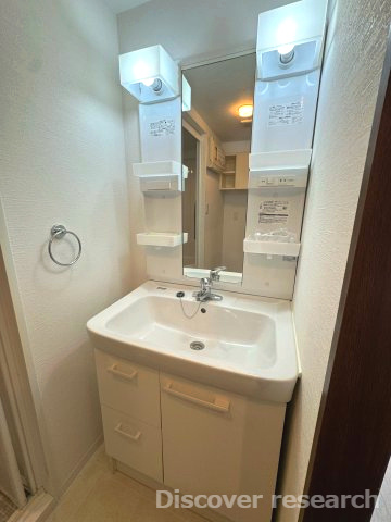 ライオンズガーデン相模原の独立洗面台|洗面化粧台
鏡横や下部に収納スペースがあり毎日綺麗な状態を保つことができそうです。
