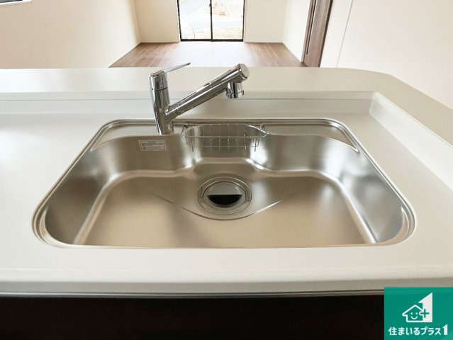 神戸市垂水区名谷町　第2期　新築一戸建ての独立洗面台|清潔感のある洗面台です。フラットな鏡は掃除がしやすく毎日清潔！ホースは引き出して使えるので洗顔やお掃除の際に便利です！