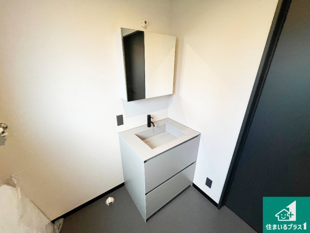 揖保郡太子町鵤　新築一戸建ての独立洗面台|清潔感のある洗面台です。フラットな鏡は掃除がしやすく毎日清潔！鏡裏には収納があるのでスッキリとした洗面台が保てます。