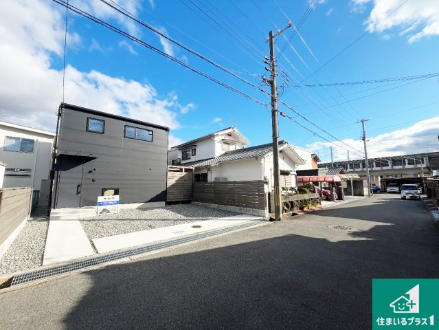 揖保郡太子町鵤　新築一戸建ての前面道路含む現地写真|周辺は閑静な住宅街！前面道路広々で車の出し入れも便利です。駐車が苦手な方でも安心して車庫入れできます！