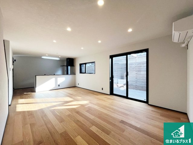 揖保郡太子町鵤　新築一戸建ての居間・リビング|日当たり良好の明るいリビングで朝の目覚めもスッキリできそう！対面キッチンでご家族のコミュニケーションも自然と増える設計！小さなお子様が遊ぶスペースを作っても広々とくつろげるLDK！