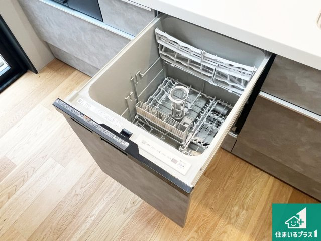 揖保郡太子町鵤　新築一戸建ての設備|食事後の一仕事、食器洗いをボタン一つでお任せできちゃいます！場所を取らないビルトイン式なので、お料理スペースもしっかり確保！