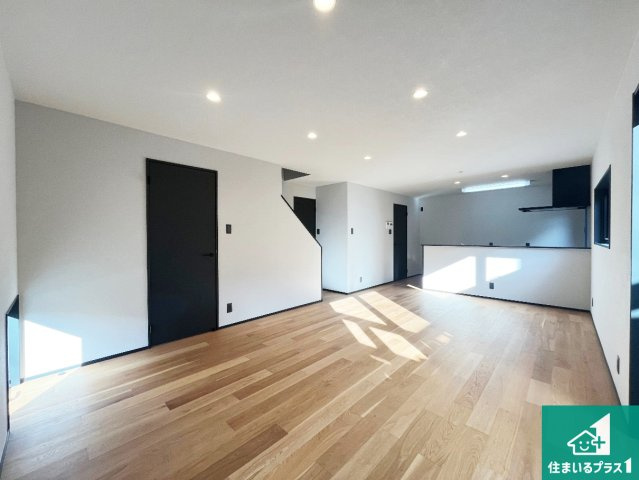 揖保郡太子町鵤　新築一戸建ての居間・リビング|日当たり良好の明るいリビングで朝の目覚めもスッキリできそう！対面キッチンでご家族のコミュニケーションも自然と増える設計！小さなお子様が遊ぶスペースを作っても広々とくつろげるLDK！