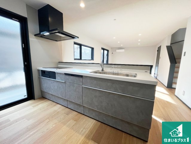 揖保郡太子町鵤　新築一戸建てのキッチン|子供を見守りながらお料理が出来るため家族のコミュニケーションか増えます♪スペースが広く確保されている為お子様が大きくなったときは一緒に料理を楽しめます♪