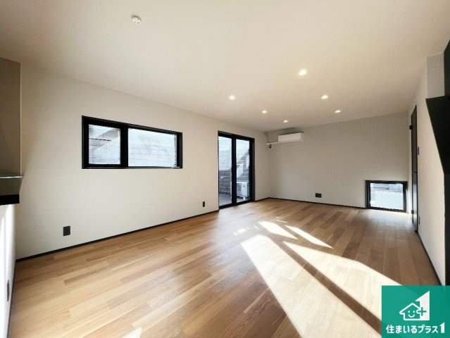 揖保郡太子町鵤　新築一戸建ての居間・リビング|明るいリビングで朝の目覚めもスッキリできそう！対面キッチンでご家族のコミュニケーションも自然と増える設計！小さなお子様が遊ぶスペースを作っても広々とくつろげるLDK！