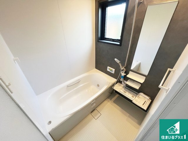 揖保郡太子町鵤　新築一戸建ての浴室|足をゆったり伸ばして寛げる浴槽です。窓が設けられていますので差し込む光が明るく穏やかな雰囲気にしてくれます♪浴室乾燥機も設置しているので、雨の日の洗濯物も安心です♪