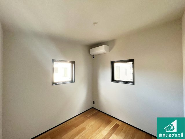 揖保郡太子町鵤　新築一戸建ての洋室|寝室は心地よい眠りについてもらいたくて、シンプルかつ開放的な空間な設計にしています！大きな窓から差し込む日が心地いいです♪