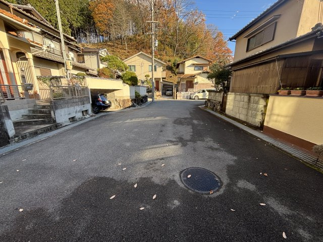 桜井市朝倉台東2丁目の前面道路含む現地写真