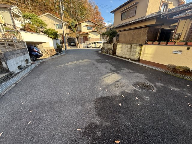 桜井市朝倉台東2丁目の前面道路含む現地写真