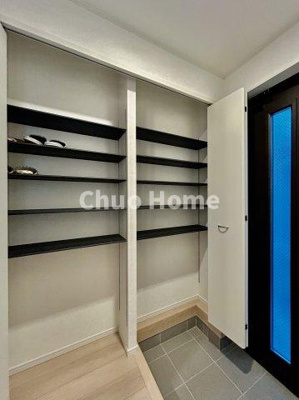 【玄関】 | 葛飾区東堀切2丁目新築分譲住宅 | 【玄関】玄関には大型のシューズクローゼットを設置しておりますのでいつでもスッキリりとした空間を保てます。玄関周りを清潔に使うのはとても大事なことですよね。