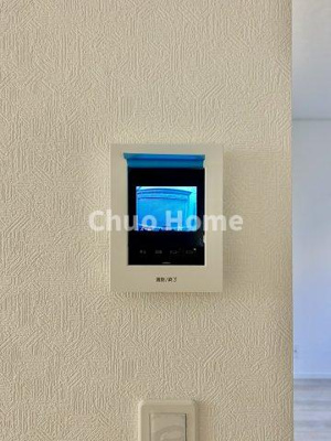 【セキュリティ】 | 葛飾区東堀切2丁目新築分譲住宅 | 【モニターホン】誰が来たかすぐにわかるカラーモニター付きインターホン。通話ボタンを押すまでは室内の音は漏れていませんので相手を確かめてから応対できます。