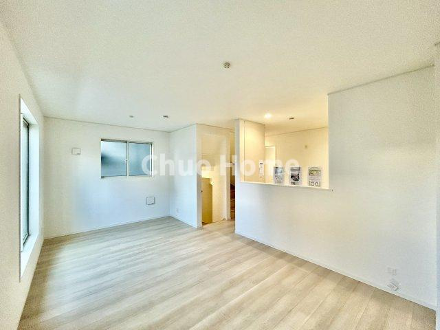 葛飾区東堀切2丁目新築分譲住宅のキッチン|視界に広がりを生むオープンなキッチン。料理や片付けをしながら、家族との会話を楽しんだり、リビングで遊ぶ子どもを見守れます。ご見学時には家具の配置などもイメージしながらぜひご覧になって見て下さい。